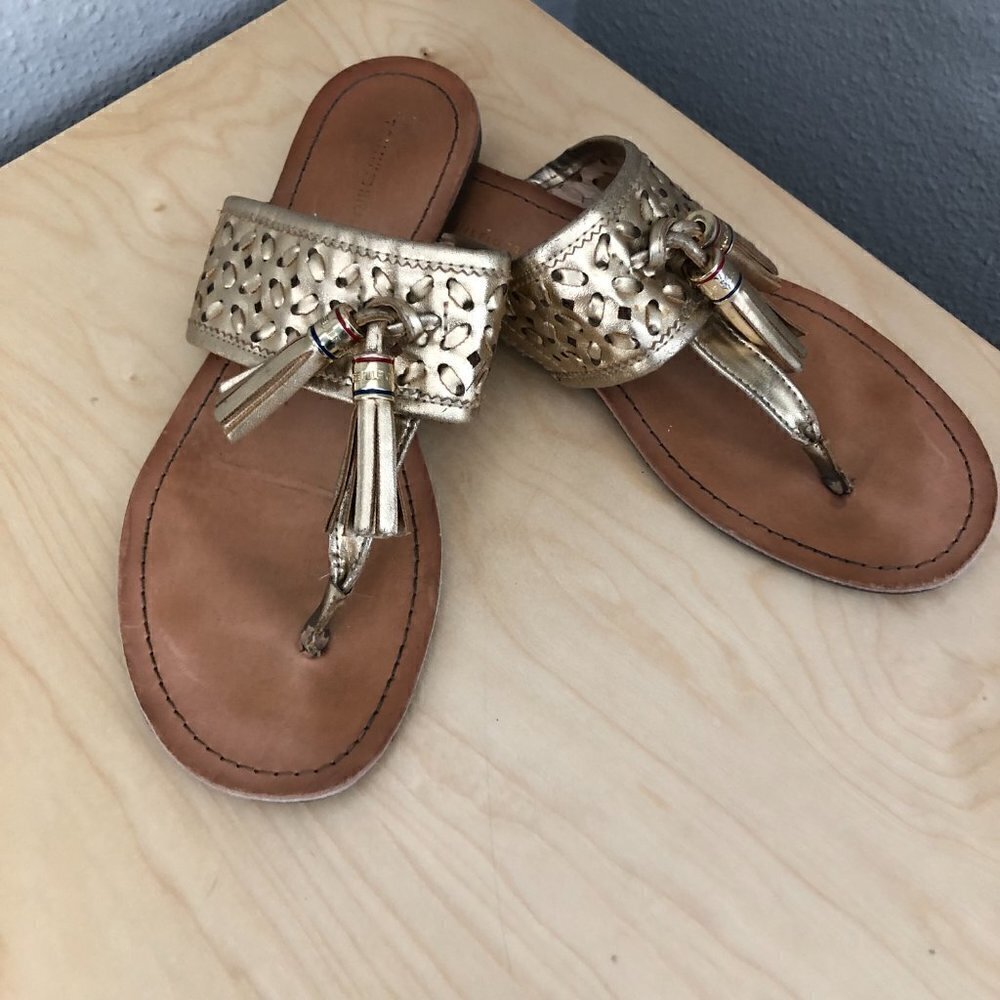 TOMMY HILFIGER Women's Gold Tasseled Thong Sandals 7.5 Cali Vixen Coastal Chic